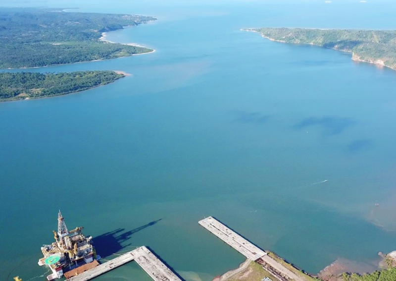 Localização em áreas abrigadas, canal de navegação com até 1.5 km de largura, area de manobra